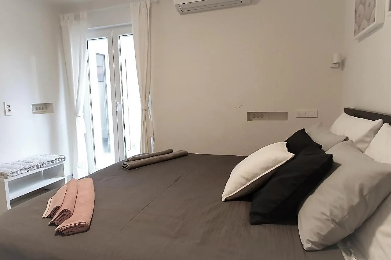 روفينج Apartment Periska 0*,